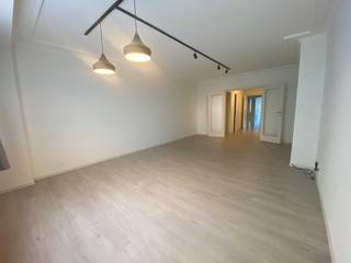 Ruim volledig vernieuwd appartement gelegen aan de casino. Het appartement heeft een ruime lichtrijke living met nieuwe vloer. Gesloten keuken voorzien van alle toestellen. Mooie inkomhall met heel veel opbergruimte. De badkamer is voorzien van een inloopdouche en lavabomeubel. Apart toilet. Twee grote slaapkamers met terras achteraan. Het appartement staat in een perfecte staat, onmiddellijk instapklaar. U bent vlak aan het strand, openbaar vervoer en het centrum. Het voorschot voor de algemene delen komt op € 60/maand en het voorschot voor water en verwarming komt op € 120/maand. Het appartement is onmiddellijk vrij. Vraag gerust een bezoek aan om dit pareltje te bezichtigen.