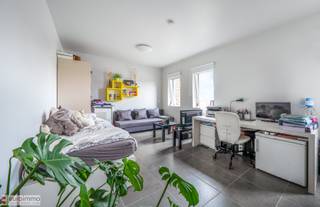 Deze studentenkamer in de residentie Kotville is het ideale investeringsproduct!<br /><br />Gebouwd op 450m van Vives, de grootste hogeschool van Brugge, vlak aan verbindingswegen zowel voor de wagen als het openbaar vervoer, beschikt de Residentie Kotville over heel wat troeven; hedendaags comfort in de vorm van eigen sanitair, performant WiFi systeem, eigen koelkast en TV,  een ruime parking én een gigantische fietsenberging, kortom: de ideale studieplek voor de vele Brugse studenten.<br /><br />Na de ligging is er een 2de belangrijke pijler; de architectuur: Het ervaren architectenkantoor BAU bedacht een toegankelijk hedendaags concept waarbij de ruimtes optimaal benut worden én het gebouw er visueel tussenuit springt! Het groene accent dat in contrast staat met de houtstructuur van de buitengevel geeft de Residentie extra cachet en bovenal een frisse, hedendaagse look. Naast het visuele aspect is Kotville ook gebouwd met veel aandacht voor energie, waardoor studenten geen torenhoge verbruiksfacturen ontvangen zoals het vaak het geval is in de oudere kamers in de binnenstad.<br /><br />Een 3e, niet te onderschatten troef van de residentie Kotville is de persoonlijke touch in combinatie met prioritaire aanpak op veiligheid! Zo beschikt Kotville over een eigen verhuurdienst waardoor studenten én eigenaars vlot een aanspreekpunt hebben en geen van beiden zich kopzorgen moet maken over wetgeving, contracten en ga zo maar door. Daarnaast is er een conciërge in het gebouw die 24/7 beschikbaar is voor de studenten. Dit voor allerhande kleine issues, maar ook voor een babbel wanneer dit nodig blijkt. Uiteraard waakt de conciërge ook over de dagelijkse rust en de veiligheid, ondersteund door het permanente camerasysteem.<br /><br />Tot slot is het zo dat deze studentenkamer reeds verhuurd is waardoor u vanaf dag 1 rendement hebt. Bovendien koopt u hier onder het klassieke stelsel van registratierecht waardoor we wél nieuwbouw krijgen zonder de gigantische kost van BTW!<br /><br />E-peil: 64.<br /><br /><em>*De foto's zijn allen genomen in het gebouw maar niet noodzakelijk in de betreffende kamer. Deze zijn louter illustratief om de sfeer weer te geven.</em>