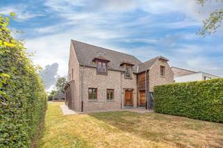 Zeer ruime en perfect onderhouden villa met bew. opp. van 360m² alsook 4 slaapkamers, 2 badkamers + riant bijgebouw/showroom/polyvalente ruimte/kangoeroewoonst dat geheel werd ingericht). De woning heeft tal van mogelijkheden, werd perfect afgewerkt en is ideaal voor mensen die ruimte nodig hebben. De woning is aangenaam gelegen op een zuidwest georiënteerd perceel van 1803m² aan de rand van de gegeerde "Bloemenwijk" en nabij alle faciliteiten qua in-en uitvalswegen, scholen, winkels enz.<br /><br />INDELING: Inkomhal met gastentoilet - Zeer gezellige en lichtrijke leefruimte met zicht op de tuin en toegang tot apart bureau - Verder landelijke keuken die geheel werd geïnstalleerd en voorzien van kwalitatieve toestellen - Vervolgens wasplaats/bergruimte en bijkomende badkamer met douche en lavabomeubel - V1: Riante overloop - 3 ruime slaapkamers voorzien van maatwerk waarvan 1 masterbedroom met ensuite dressing - Geheel geïnstalleerde badkamer voorzien van ligbad en dubbele lavabo - Zolder toegankelijk via vaste trap welke kan dienst doen als extra slaapkamer, hobbykamer, mancave of dergelijke meer - Buiten: Onderhoudsvriendelijke tuin die volledig werd aangelegd en voorzien van gezellig terras - Riant bijgebouw dat kan dienst doen als showroom, magazijn, zorg-wonen, thuiswerk alsook tal van stockageruimte. <br /><br />BIJZONDERHEDEN: Zeer ruime en tijdloze woonst - Prima onderhouden - Tal van mogelijkheden - Bijgebouw met polyvalente bestemming - Hoogwaardige kwalitatieve materialen: parket, maatwerk, Falcon fornuis enz - Ideaal voor gezinnen, wonen/werken, zorgwonen, magazijn enz. - - EPC: 174 UC: <span>3624428</span>- Kwalitatieve materiaalkeuze - Pscore: C: Gscore: C - Stedenbouwkundige informatie in aanvraag. Villa kopen of verkopen in Zoersel? Bel 03 361 51 51 of via info@yvesvanpelt.be voor een gratis schatting.