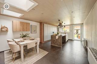 Welkom bij dit charmante woonhuis in het hart van Ronse! Deze gezellige woning biedt u een perfecte combinatie van klassieke allure en modern comfort op een oppervlakte van 180 vierkante meter.Dit fijne gezinshuis beschikt over vier ruime slaapkamers, ideaal voor een groeiend gezin of voor degenen die extra ruimte wensen. De slaapkamers zijn voorzien van voldoende licht dankzij grote ramen met uitzicht op de omgeving.De gemoderniseerde keuken is een echte blikvanger met zijn stijlvolle inrichting, ruime werkoppervlakken en hedendaagse apparatuur. Deze ruime keuken vormt het hart van het huis en nodigt uit tot gezellige momenten met familie en vrienden. De aangrenzende eet- en woonruimten creëren een vloeien de leefomgeving, perfect voor dagelijks leven.Het badkamerinterieur is recent gerenoveerd en biedt alle nodige comfort. Met zijn moderne uitvoering en praktische indeling voelt u zich hier direct thuis. De lichtinval via grote ramen geeft de badkamer een aangename sfeer.Het pand geniet van een prachtige binnentuin met terras en zitplaatsen, waar u heerlijk kunt ontspannen en genieten van het buitenleven. Dit privé-groengebied is perfect voor recreatie en kinderactiviteiten.De ligging in Ronse biedt u uitstekende bereikbaarheid en dicht bij alle voorzieningen zoals winkels, scholen en openbaar vervoer. De karakteristieke straatgevel met zijn baksteenwerk geeft het huis een authentieke uitstraling, typisch voor deze charmeante stad.Dit huis combineert ruimte, comfort en karakter. Een ideale kans voor kopers die op zoek zijn naar een welkomend thuis met voldoende mogelijkheden voor gezinsleven. Ontdek zelf de warmte en potentie van deze aantrekkelijke eigendom!Te koop via Immo Beguin, jouw vastgoedexpert sinds 2009. Met kantoren in Ronse, Waregem, Kortrijk, Deinze, Doornik en Lessines.✉️ info@immobeguin.be