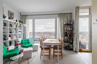 <p><span>Het pand bevindt zich in </span><span>’</span><span>t Groen Kwartier, een hippe en duurzame wijk op een steenworp van De Koninck Brouwerij met het unieke PAKT als middelpunt. Dankzij de nabijheid van talrijke bus- en tramverbindingen, Berchem-Station op wandelafstand en meerdere velo-stations in de buurt, geniet je van een uitstekende mobiliteit. Ook met de wagen bereik je de Binnensingel en de snelweg in een mum van tijd. </span></p><p><span>De studio bevindt zich op de negende verdieping van een goed onderhouden gebouw met tien verdiepingen, waarvan zowel het dak als de voorgevel geïsoleerd werden. De vaste kosten bedragen € 150/maand en omvatten onder andere water, verwarming (op stookolie met tussenmeters), lift en het onderhoud en de elektriciteit van de gemene delen.</span></p><p><span>De studio werd zes jaar geleden volledig gerenoveerd en sindsdien piekfijn onderhouden. Zo is de elektriciteit conform, werden nieuwe aluminiumramen geplaatst en werd de vloer recent, in 2025, nog vernieuwd. Dit alles zorgt voor een comfortabele en instapklare unit.</span></p><p><span>Binnenin werd een aparte inkom gecreëerd aan de hand van een praktische vestiairekast. De lichtrijke leefruimte (31 m²) geniet dankzij de grote raampartij van een prachtig panoramisch zicht over de stad. De open keuken, uitgerust met alle hedendaags comfort, biedt toegang tot het balkon met oostoriëntatie — ideaal om te genieten van de ochtendzon. De badkamer (3 m²) is voorzien van een douchecabine en lavabo, en het toilet is apart.</span></p><p><span>Ben je op zoek naar een instapklare studio op een toplocatie met prachtig uitzicht? Mis deze kans niet! Bewoonbare opp. 35 m² – ref.: bruto vloeropp. Voor meer info of een gratis schatting surf naar </span><span><span>www.hansimmo.be</span></span></p><p><span> </span></p>