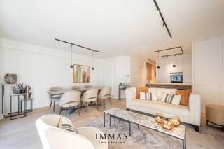 Cet appartement magnifiquement rénové bénéficie d'un emplacement unique, à quelques pas seulement de la place Rubens et de la mer, et à proximité du centre-ville.<br />Ce petit bijou vous accueille dans un hall d'entrée avec toilettes séparées. Le salon lumineux s'ouvre sur la cuisine ouverte et donne accès à la terrasse à l'avant. L'appartement dispose également de 3 chambres et de 2 salles de douche. À l'arrière, vous trouverez une terrasse ensoleillée supplémentaire, idéale pour profiter du calme. De plus, un débarras privé au sous-sol est inclus. L'appartement a été rénové avec beaucoup de goût, dans le souci du détail et avec des matériaux de qualité. Petit immeuble avec un seul appartement par étage ! <br /><br />Possibilité d'acheter une place de parking facile d'accès au rez-de-chaussée du bâtiment.<br />Extrait du plan d'urbanisme et registre des mesures en cours de demande.<br /><br />N'hésitez pas à nous contacter pour plus d'informations : tél. : 050 62 44 14 ou via knokke@immax.be.