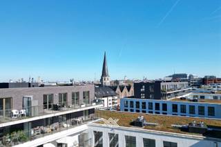 Dit appartement met drie slaapkamers is gelegen op de zesde verdieping van de residentie Dunant Gardens, nabij het historisch stadscentrum van Gent. De ligging is hier bijzonder gunstig, met vlotte verbindingen naar de snelwegen en de R4, alsook een uitstekende bereikbaarheid via het openbaar vervoer dankzij diverse bushaltes die rechtstreeks naar het station van Gent-Sint-Pieters rijden. Tegelijkertijd geniet u van de nabijheid van de Watersportbaan, de Blaarmeersen en de Bourgoyen, perfect voor wandelingen en ontspanning in de groene long van de stad. Aan de andere kant biedt de Coupure u een rustige, groene route naar het culturele hart van de stad met tal van opportuniteiten gaande van shopping en gastronomie tot allerhande vormen van ontspanning.<br /><br />Het penthouse van ca. 116 m² beschikt over drie slaapkamers, waarvan de master suite beschikt over een eigen badkamer met dressing. Deze badkamer is uitgerust met een bad, toilet en dubbele lavabo, terwijl de tweede badkamer is voorzien van een douche met lavabo. De geïnstalleerde open keuken met aangrenzende berging sluit naadloos aan op de lichtrijke leefruimte met eiken parket, die directe toegang biedt tot het riante zonneterras (ca. 23 m²) met zuidwestelijke oriëntatie en een mooi uitzicht. Vanuit de slaapkamers geniet u van een prachtig zicht op de torens van Gent.<br /><br />Het appartement is zorgvuldig ontworpen om een perfecte balans te bieden tussen lichtinval, buitenruimte, elegantie, groen, privacy, wooncomfort en energieverbruik.<br /><br />Voor een optimaal comfort dient u bij dit appartement ook een ondergrondse staanplaats aan te kopen voor de prijs van 30.000 euro (incl. laadpaal).  <br /><br />E-peil: 47 (A) / EK: conform / CV op aardgas<br /><br />Benieuwd naar dit instapklaar appartement aan de stadsrand van Gent? Een vrijblijvende afspraak kan via leticia@landbergh.be of 09 225 25 24.