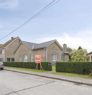 MOOI GELEGEN BUNGALOW MET 3 SLAAPKAMERS IN DEELGEMEENTE BEVEREDeze goed onderhouden bungalow bevindt zich op een gunstige locatie nabij het centrum...
