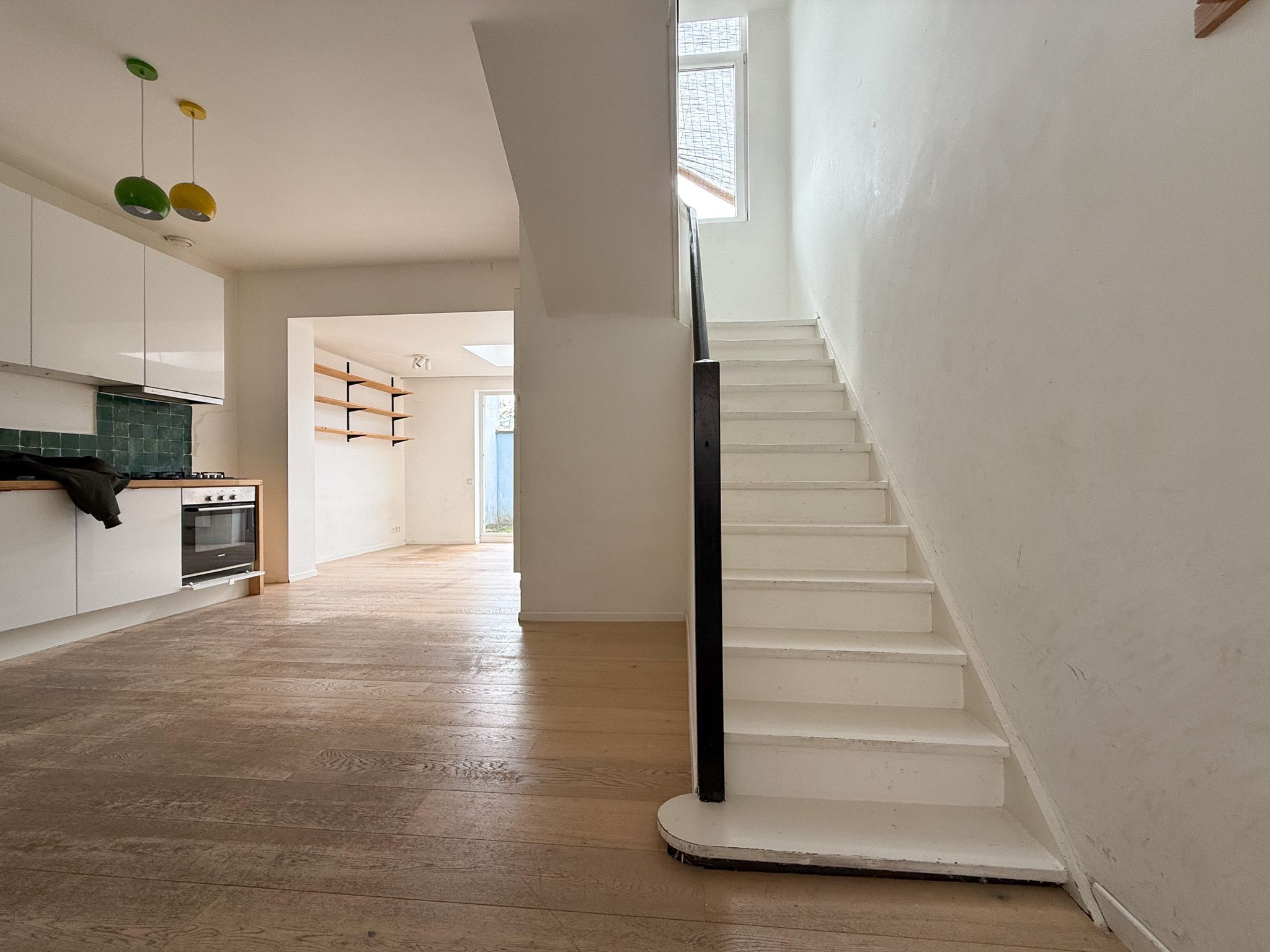 Pas gerenoveerde woning met drie slaapkamers en binnenkoer te huur - foto 2