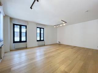 VISITE UNIQUEMENT SUR DEMANDE VIA IMMODAVINCI.BE<br /><br />EMPLACEMENT<br />Cet appartement bénéficie d'un emplacement exceptionnel dans le centre historique de Gand, à quelques pas du Korenmarkt, de la cathédrale Saint-Bavon et de nombreux restaurants conviviaux, magasins et lieux culturels incontournables. Grâce à d’excellentes liaisons de transports en commun et à un accès aisé à Gand-Saint-Pierre ainsi qu’aux principales voies d’accès, cet emplacement allie à la perfection confort de vie et mobilité. Un point de départ idéal pour ceux qui souhaitent profiter de la vie trépidante de la ville, avec toutes les commodités littéralement à deux pas. <br /><br />AGENCEMENT<br />Cet appartement particulièrement spacieux et prêt à emménager, situé au deuxième étage, offre un agréable mélange de confort, de lumière et de fonctionnalité. Depuis le hall d’entrée, vous accédez au salon lumineux doté d’une cuisine ouverte moderne et entièrement équipée, où convivialité et confort de vie sont au cœur de l’aménagement. Juste à côté du salon se trouve une pièce polyvalente pouvant parfaitement servir de troisième chambre ou de bureau. L'appartement dispose également d'un débarras pratique, d'une buanderie, d'une salle de bains élégante avec douche et double lavabo, ainsi que de deux chambres spacieuses.<br /><br />Loyer : 1 550 € / mois<br />Avance sur charges : 65 € / mois<br />Disponible immédiatement<br />PEP : 177 kWh/m²<br /><br />DEMANDE DE VISITE UNIQUEMENT VIA LE SITE WEB IMMODAVINCI.BE