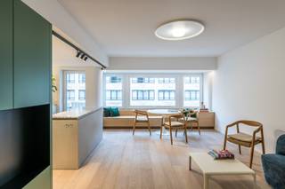 Dit volledig gerenoveerde appartement met 2 slaapkamers bevindt zich op een van de meest gewilde locaties in de stad. Gelegen naast het stadscentrum biedt het een prachtig uitzicht op het Kursaal, en ligt het op steenworp afstand van het Monacoplein, de wandelpromenade, en het uitgestrekte strand van de Noordzee. Dankzij de nabijheid van diverse restaurants en de beste winkelstraten is dit appartement ideaal gelegen voor wie alles te voet wil verkennen.<br /><br />Het appartement bevindt zich op de vijfde verdieping van een stevig gebouwde residentie. <br /><br />Bij binnenkomst van het appartement valt meteen de unieke en luxueuze afwerking op. Gerealiseerd in samenwerking met Interieurburo Marc Soenen. Hier werd een ware parel gecreëerd.<br /><br />Het appartement werd volledig gerenoveerd, inclusief alle leidingen en elektrische installaties. Er zijn uitsluitend materialen van topmerken gebruikt en er is veel maatwerk toegepast.<br /><br />Bij binnenkomst trekken de groene maatkasten direct de aandacht. In de inkomhal bevindt zich een apart toilet en een luxueuze badkamer voorzien van een inloopdouche, bad en lavabo.<br /><br />De woonkamer is afgewerkt met parket en dankzij de brede gevel stroomt er veel licht het appartement binnen. Aanpalend aan de woonkamer bevindt zich de extravagante keuken met een prachtig eiland. De keuken is uitgerust met een inductiekookplaat met ingebouwde dampkap, een geïntegreerde vaatwasser, frigo en diepvries, een combi oven-microgolf en een geïntegreerde wasmachine. / combi droogkast. Voor de vlekkeloze afwerking werden prado stopcontacten voorzien.  <br /><br />Aan de achterzijde van het appartement bevinden zich twee slaapkamers, waarvan één zeer ruime kamer (5,4m x 3m) met een eigen balkon. De hoofdverwarming van de woonkamer en keuken kan op afstand bediend worden via een app, wat ideaal is voor tweede verblijvers. <br /><br />Dit appartement biedt niet alleen comfort en luxe, maar ook een uitstekende locatie voor wie wil genieten van alles wat de stad te bieden heeft.