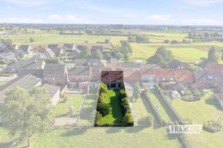 Deze ruime rijwoning in Westvleterendorp biedt volop plaats voor wie op zoek is naar een comfortabele gezinswoning met een royale woonoppervlakte en aangename buitenruimte.<br /><br />De woning, gebouwd in 1981, beschikt over 232 m² bewoonbare oppervlakte op een perceel van 560 m². Op het gelijkvloers bevinden zich een inkomhal met vestiairekast, twee kamers, een berging onder de trap, een toilet, een leefruimte, keuken en inpandige garage. De eerste verdieping omvat een nachthal, badkamer en drie slaapkamers. Daarnaast is er nog een zolderverdieping. De tuin zorgt voor extra buitenruimte en maakt deze woonst compleet. Gelegen in Westvleterendorp geniet je van een rustige woonomgeving met de voorzieningen van de ruime regio binnen handbereik.<br /><br />Wil je deze woning in Westvleterendorp zelf ontdekken? Vraag vrijblijvend je bezoek aan via Aline van Immo Francois. Immo Francois is actief in Poperinge, Vleteren, Heuvelland en Mesen en helpt je graag verder.<br /><br />Denk je eraan om je woning in de regio te verkopen? Neem vrijblijvend contact op met Aline van Immo Francois in Poperinge voor een gratis schatting via aline@immofrancois.be.<br /><br />