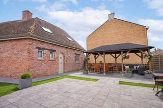 Bekijk deze opportuniteit: Jouw eigen B&amp;B of vakantieverhuur in charmant Nieuwpoort (Ramskapelle)<br />Droom je van een rendabele investering aan de kust? Deze halfopen bebouwing (2009) is de perfecte match voor wie wil starten met een kleinschalige B&amp;B of wil inzetten op hoogwaardige vakantieverhuur. Dankzij de slimme indeling biedt deze woning gasten de nodige privacy en luxe.<br /><br />Optimale bezettingsgraad &amp; comfort: De woning beschikt over 4 volwaardige slaapkamers, elk met een eigen ensuite badkamer. Dit is de absolute 'must-have' voor gasten die op zoek zijn naar comfort en privacy.<br /><br />Gelijkvloers: Een uitnodigende inkomhal, een gezellige leefruimte met sfeervolle houtkachel en een praktische keuken die direct toegang biedt tot het zonnige terras. De ruime kamer op het gelijkvloers (met eigen badkamer) is perfect als 'master suite' of toegankelijke kamer voor gasten.<br /><br />Verdieping: Drie ruime slaapkamers, elk voorzien van ingemaakte kasten en een eigen douchekamer met toilet. Een ideale configuratie voor een vlot verhuurbeheer.<br /><br />Energiezuinig &amp; zorgeloos: Met een gunstig EPC-label B (138 kWh/m²) liggen de operationele energiekosten laag, wat uw rendement als verhuurder ten goede komt.<br /><br />Toplocatie: Gelegen in het rustige en charmante Ramskapelle (Nieuwpoort), geniet u hier van de nodige rust terwijl de bruisende badplaats Nieuwpoort en het strand op een boogscheut verwijderd zijn.<br /><br />De vermelde prijs is een richtprijs; elk bod hoger of lager wordt voorgelegd aan de eigenaar, die het recht heeft dit te aanvaarden of te weigeren.<br /><br />(Ref. NI24413)