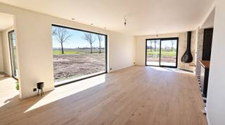 Deze instapklare en totaal gerenoveerde woning combineert comfort, ruimte en een rustige ligging. Bij het betreden van de woning kom je in de...