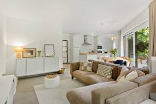 <strong>Eerste bezoekdag op <span>za. 12/09!</span><br /><br />Instapklaar gelijkvloers appartement met 3 slaapkamers, tuin en ondergrondse autostaanplaats.<br /><br /></strong>Dit gelijkvloerse appartement uit 2018 heeft een bewoonbare oppervlakte van ca. 110 m² en beschikt over drie slaapkamers, een privatieve tuin, een ondergrondse autostaanplaats en een private kelderberging. Dankzij de praktische indeling, de kwalitatieve afwerking en de uitstekende energiescore is dit een ideaal appartement op een centrale locatie in Wommelgem.<br /><br /><strong>Indeling:<br /></strong>Bij het binnenkomen komt u terecht in de inkomhal, waar voldoende plaats voorzien is voor een vestiaire of een ingemaakte kast.<br /><br />Van daaruit bereikt u de ruime leefruimte met open keuken. De grote schuiframen zorgen voor veel natuurlijk licht en geven rechtstreeks toegang tot het terras en de tuin. De leefruimte biedt voldoende plaats voor een zithoek en een ruime eetplaats.<br /><br />De open keuken is volledig uitgerust en beschikt over een kookeiland met ruim werkblad. Verder is de keuken voorzien van een ingebouwde koelkast, diepvries, oven, microgolfoven, kookplaat, dampkap en vaatwasser.<br /><br />Vanuit de leefruimte bereikt u het terras en de privatieve tuin. De volledig omheinde tuin geniet van veel privacy en vormt een aangename buitenruimte.<br /><br />Via de nachthal bereikt u de drie slaapkamers. De grootste slaapkamer heeft een oppervlakte van ca. 21 m². De tweede en derde slaapkamer zijn respectievelijk ca. 13 m² en 10,5 m² groot en kunnen perfect ingericht worden als slaapkamer, bureau of hobbyruimte.<br /><br />De badkamer van ca. 9 m² is uitgerust met een ruime inloopdouche en een dubbel lavabomeubel.<br /><br />Daarnaast beschikt het appartement over een afzonderlijk gastentoilet en een praktische berging met aansluitingen voor een wasmachine en droogkast.<br /><br /><strong>Bijzonderheden:</strong><br />Bouwjaar 2018. <br />Bewoonbare oppervlakte van ca. 110 m². <br />Zeer energiezuinig (EPC: 33 kWh/m²/jaar). <br />Conforme elektrische installatie. <br />Ondergrondse autostaanplaats en kelderberging verplicht bij aan te kopen aan €20.000,-.<br />Privatieve tuin met tuinpoortje naar de straatzijde. <br /><br /><strong>Ligging:</strong><br />Gelegen op een centrale locatie in Wommelgem, op wandelafstand van het levendige dorpscentrum. Winkels, scholen, supermarkten, horecazaken en openbaar vervoer bevinden zich in de onmiddellijke omgeving. Dankzij de vlotte aansluiting op de E313 en de Antwerpse Ring bereikt u Antwerpen en de omliggende gemeenten in slechts enkele minuten.