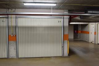 Garagebox te huur goed gelegen in de Kustlaan nabij de winkels en het commerciële centrum. De garagebox is gelegen op de verdieping -1 en is...
