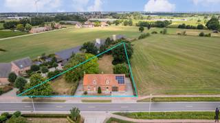 Langgestrekte hoeve op ca. 2.562m² grond te Meer!INDELINGGelijkvloerse verdieping:- Inkomhal- Open leefruimte met pelletkachel- Keuken- Bureau op de...