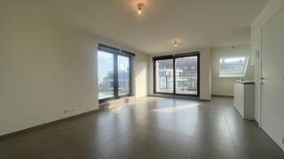 Algemeen<br />In de Felix D’Hoopstraat in Tielt bevindt zich dit recent gebouwde en stijlvolle duplexappartement, gelegen op de tweede verdieping van een kleinschalig gebouw met slechts twee appartementen en een handelsruimte op het gelijkvloers. De ligging combineert rust met een uitstekende bereikbaarheid: op korte afstand vindt u het centrum van Tielt met zijn winkels, scholen, horeca en openbaar vervoer, terwijl ook belangrijke invalswegen richting Waregem, Kortrijk en Gent vlot bereikbaar zijn. <br /><br />Indeling<br />Bij het betreden van het appartement komt u meteen in de open leefruimte, waar grote raampartijen zorgen voor een aangename lichtinval en een moderne woonbeleving. De leefruimte sluit naadloos aan op de volledig ingerichte keuken, uitgerust met een koelkast, vaatwasser, combi-oven en een praktische berging. Via het schuifraam heb je toegang tot het zuidgericht terras, een fijne en private buitenruimte. Op dit niveau bevindt zich ook een ruime slaapkamer. Vanuit de hal heeft u toegang tot de badkamer met inloopdouche, waar eveneens plaats is voorzien voor een wasmachine. Er is ook nog een apart toilet. Via de trap bereikt u de bovenverdieping, waar zich nog twee slaapkamers bevinden die perfect kunnen dienen als kinderkamer, bureau of dressing. De grote dakvensters creëren hier een aangename sfeer en versterken het gevoel van ruimte en licht.<br /><br />Varia<br />Het appartement wordt verwarmd via een energiezuinige warmtepomp en beschikt over zonnepanelen, wat resulteert in een laag energieverbruik en een duurzaam wooncomfort. Het appartement wordt verhuurd inclusief een autostaanplaats onder carport. En dankzij de beperkte schaal van het gebouw blijven de gemeenschappelijke kosten bijzonder laag. Een duplexappartement biedt bovendien unieke voordelen: meer privacy, aparte slaap- en leefzones, en een gevoel van huiselijkheid.<br /><br />Troeven<br />- Carport<br />- Recent en duurzaam appartement<br />- Drie slaapkamers<br /><br />Nieuwsgierig geworden? Plan vandaag nog een bezoek en neem contact op met Magali.<br /><br />T: 09 493 04 10<br />M: magali@gentill.be