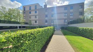 Ben je op zoek naar een perfect onderhouden, comfortabel appartement op een toplocatie? Zoek niet verder!Dit prachtige appartement is voorzien van alle hedendaagse comfort en blinkt uit in licht en ruimte. De absolute kers op de taart? Vanuit zowel de keuken als de gezellige woonkamer geniet je van een prachtig, rustgevend groen uitzicht. Een heerlijke plek om thuis te komen!Je geniet hier van het beste van twee werelden. Het bruisende centrum van Hasselt én de grote ring zijn vlot en snel bereikbaar. Ideaal voor wie houdt van een uitstekende verbinding, maar toch rustig wil wonen.Indeling:Verdiep +1:- inkomhal- woonkamer- open keuken- terras- berging- 2 slaapkamers- badkamer- toiletVerdiep -1:- kelderberging- autostaanplaats- fietsenberging (gemeenschappelijk)De snelste manier om een bezoek te brengen aan dit appartement? Vraag je bezoek aan via de rode knop op onze website (www.dewaele.com).Telefonisch kunnen er geen afspraken gemaakt worden. Bij andere vragen kun je ons telefonisch contacteren via 011 30 50 50.Tot binnenkort