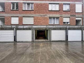 <p>UCCLE, Victor Allard-straat 165, ideaal gelegen aan de achterzijde van een klein appartementencomplex: een afgesloten garagebox van ±16 m². Deze garage is gemakkelijk bereikbaar en ruim bemeten, met een breedte van 2,80 m en een lengte van 6,02 m, waardoor er comfortabel plaats is voor één voertuig en er nog extra opbergruimte overblijft. Een ideale oplossing voor parkeren of opslag in een gewilde wijk van Ukkel.</p>
<p></p>
<p><b><u>Beschrijving</u>:</b></p>
<ul>
<li>Afgesloten garagebox met beveiligde ingang en elektrisch rolluik</li>
<li>Oppervlakte van ongeveer ±<b>16 m²</b></li>
<li>Breedte: <b>2,8 m</b></li>
<li>Lengte: <b>6 m</b></li>
<li>Elektriciteit en stopcontacten</li>
<li>Kraan met watertoevoer</li>
</ul>
<p>Bijdrage voor gemeenschappelijke kosten: 25 € / maand</p>