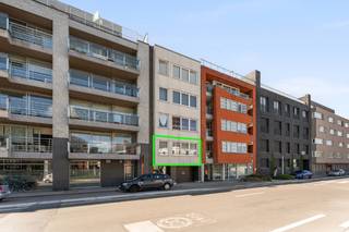 Ben je op zoek naar een investering met direct rendement?<br />Langs de Brugsesteenweg vinden we dit gerenoveerd appartement in een kleinschalige residentie.<br />Het appartement bestaat ui een ruime inkom, lichtrijke leefruimte met keuken, badkamer, toilet, drie slaapkamers en garage. Het combineert hedendaags comfort met een uitstekende ligging nabij centrum Roeselare op wandelafstand van scholen, winkels en openbaar vervoer.<br />
<ul>
<li>Lichtrijke leefruimte</li>
<li>Nieuwe keuken en badkamer</li>
<li>Goedgekeurde elektriciteit</li>
<li>Asbestvrij</li>
<li>Garagebox inbegrepen</li>
<li>Lift aanwezig</li>
<li>Aantrekkelijk rendement mét huurgarantie via de Woondienst van Roeselare</li>
</ul>
<br />Interesse in deze investering? Neem gerust contact op voor meer informatie over het appartement, de huurinkomsten en de voorwaarden van de huurgarantie.