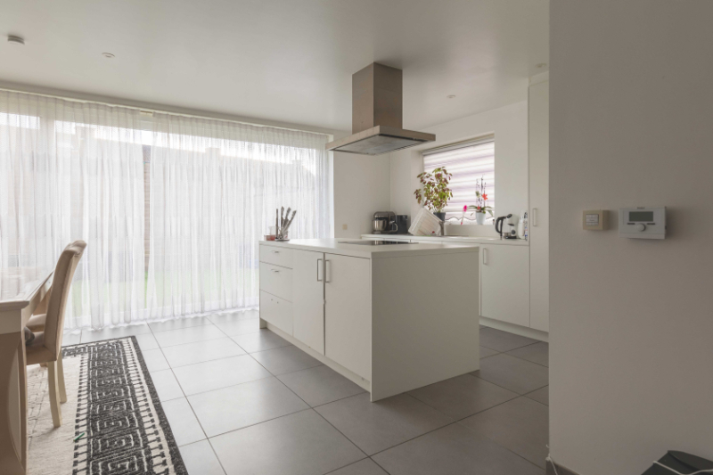 Roeselare-centrum: Recent ruim gelijkvloers appartement met 2 slaapkamers, tuin / patio en mogelijkheid aankoop van een garagebox. +/- 100m2 - foto 5