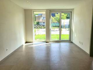 Dit 1 slaapkamer appartement is gelegen op de gelijkvloerse verdieping van de nieuwbouwresidentie Bries & Boei en omvat: Inkom met toilet, woonkamer met open keuken en berging, slaapkamer en een badkamer, de slaapkamer en woonkamer geven allebei uit op de private tuin met zicht op de Hoge Blekker duinen.<br />Boven vermelde prijs is eveneens inclusief de parkeerplaats en berging.<br />Het appartement is bijna energie neutraal (BEN-woning), waardoor u kunt genieten van een aanzienlijke vermindering op de onroerende voorheffing en uw energiekosten<br />(E-peil tussen 15 en 30).