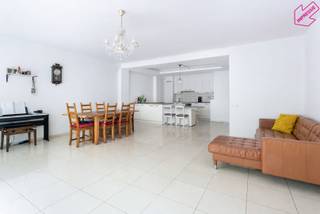 Gelegen tussen de bekende Theaterwijk met de gezellige weekendmarkt, hippe restaurants, schouwburgen, mooiste winkelstraten enerzijds en het groene Stadspark anderzijds kunnen we hier van een echte toplocatie spreken. Grote in en uitvalswegen zijn vlot bereikbaar, tram en bus zijn achter de hoek te vinden en het centraal station is slechts 7 minuten lopen. <br /><br />Dit ruime vierslaapkamer appartement is gelegen op de tweede verdieping van een gebouw met slechts twee appartementen per verdieping. Het appartement bestaat uit een ruime inkomhal voorzien van afzonderlijk toilet en was berging. De leefruimte is vooraan gelegen, zeer ruim en voorzien van een open, volledig ingerichte keuken dewelke voorzien is van alle gebruikelijke toestellen. Naast de keuken vinden we de eerste slaapkamer dewelke voorzien is van balkon en ook als bureau gebruikt kan worden. Aan de rustige achterzijde zijn er nog drie slaapkamers, twee badkamers en een tweede afzonderlijk toilet. Het aangename terras en de ruime kelderberging maken het geheel af.<br />In het gebouw zijn nog verschillende autostaanplaatsen beschikbaar, deze zijn optioneel aan te kopen voor € 37.500 of te huren voor € 100,00/maand + 21% btw. <br /><br />Belangrijkste troeven: vier volwaardige slaapkamers, twee badkamers, mogelijkheid tot aankoop of huur autostaanplaats, ideaal gelegen tussen de Theaterwijk en het stadspark.<br />Verplichte vermeldingen: Epc: 126 kWh/m2, P-score: C, G-score: C, Wg-Vg-Gvkr-Gvv-Gmo