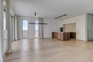 Welkom in Residentie Windsor, deel van het prestigieuze project Waterfront, gelegen op een toplocatie aan de Zuidkaai in het bruisende hart van Waregem. Op de 9de verdieping wacht u een uniek en stijlvol afgewerkt appartement met adembenemend verzicht over Waregem en de groene omgeving. Geniet van rust, ruimte en luxe, op wandelafstand van winkels, horeca, openbaar vervoer en recreatiezones langs het water.<br /><br />✨ <u><strong>Exquise afwerking &amp; doordachte indeling</strong></u><br /><br />Dit BEN-gekeurde appartement (E-peil 40) werd tot in de puntjes afgewerkt met hoogwaardige materialen en biedt u alle comfort en esthetiek die u verwacht van modern wonen:<br />📐 Inkomhal met ingemaakte vestiairekasten en gastentoilet<br />🛏️ 2 ruime slaapkamers met op maat gemaakte kasten<br />🛋️ Leefruimte met open keuken, eetplaats en gezellige zithoek<br />🍽️ Volledig uitgeruste designkeuken met kwalitatieve toestellen<br />🛁 Luxe badkamer met ligbad, inloopdouche, dubbel lavabomeubel, toilet en veel bergruimte<br />🧺 Technische berging/wasruimte<br />☀️ Zomerterras met prachtig uitzicht, toegankelijk via grote schuiframen<br />🌳 Massieve parketvloeren, designverlichting en volledig geschilderd interieur<br />💧Waterontharder<br />🅿️ 3 ondergrondse parkeerplaatsen (gelegen naast elkaar, verdieping -2)<br />⚡ Oplaadpunt voor elektrische wagens<br />🚴‍♂️ 2 privatieve fietsenstaanplaatsen op -1<br /><br />📦 2 privatieve kelderbergingen op -2 VERPLICHT AAN TE KOPEN (7.500,00 euro/berging)<br />🚗 Mogelijkheid tot aankopen van 3 autostaanplaatsen (20.000,00 euro/autostaanplaats)<br /><br />🏡 <u><strong>Waarom dit appartement?</strong></u>
<ul>
	<li>Zuidgerichte oriëntatie met volop lichtinval</li>
	<li>Uniek uitzicht over de stad en natuur</li>
	<li>Residentiële toplocatie aan het water, nabij alle voorzieningen</li>
	<li>Instapklaar – volledig afgewerkt en geschilderd</li>
	<li>Energiezuinig – conforme BEN-woning (40 kWh/m²/jaar)</li>
</ul>
<br />Grijp deze unieke kans om te wonen in een exclusief appartement op één van de mooiste locaties in Waregem. Interesse? Neem vandaag nog contact op voor een bezoek – en laat u betoveren door dit uitzonderlijke pand! 🏙️✨ Contacteer <strong>Dominique +32 476 77 31 31</strong> voor een afspraak of meer info!<br /> 