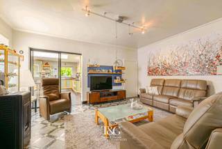 <p>Ontdek deze volledig gerenoveerde en instapklare woning met drie slaapkamers, rustig gelegen in Sint-Eloois-Vijve (Waregem) – ideaal voor een jong gezin dat op zoek is naar ruimte, comfort en energiezuinig wonen. De woning werd de voorbije jaren grondig aangepakt met onder meer nieuwe ramen en deuren, een vernieuwd dak en een gevel afgewerkt met spuitkurk, wat zorgt voor een moderne uitstraling en extra isolatie.</p>
<p>U komt binnen via de inkomhal die toegang biedt tot een gezellige leefruimte. Aansluitend vindt u een praktische bureauruimte, ideaal voor thuiswerk of hobby. Verder beschikt het gelijkvloers over een badkamer, technische ruimte/berging en een kelder.</p>
<p>De absolute troef van de woning is de grote, lichtrijke keuken met zicht op het terras en de tuin – een heerlijke plek om samen te koken en te genieten met het gezin. Op de verdieping bevinden zich drie volwaardige slaapkamers. De zolder, bereikbaar via een vaste trap, biedt nog extra mogelijkheden en kan verder ingericht worden naar eigen wensen.</p>
<p>Dankzij de aanwezigheid van 12 zonnepanelen (4.800 Wp) en een thuisbatterij van 4,6 kW bent u bovendien klaar voor een energiezuinige toekomst.<br />Buiten geniet u van een uitzonderlijk grote tuin van maar liefst 1.452 m², een ideale plek waar kinderen zorgeloos kunnen spelen en (huis)dieren zich volledig kunnen uitleven, terwijl u in alle rust kan genieten.<br />Bovendien is er een geïsoleerd bijgebouw, ideaal als hobbyruimte, werkplek of extra bergruimte.</p>
<p>Kortom, een ruime en energiezuinige gezinswoning met tal van troeven op een aangename locatie.</p>
<p>BEZOEK- EN BIED-WEEKEND OP ZATERDAG 09/05 (OP AFSPRAAK) Bij interesse, kan u een bod uitbrengen onder gesloten omslag en dit vóór 12/05 (12u). De vermelde prijs is geen bindend voorstel maar een richtprijs.</p>