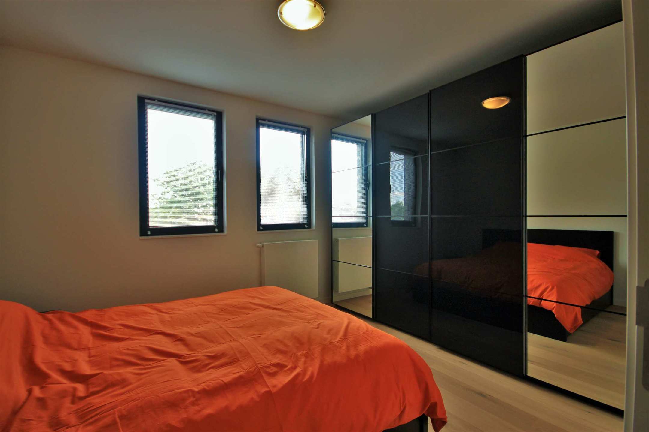 Gemeubeld nieuwbouwappartement en parking op rustige locatie - foto 5