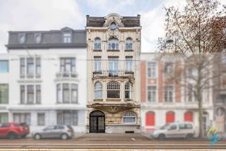 Op een steenworp van gent Sint-Pieters vindt u deze authentieke Art Deco herenwoning uit het jaar 1924. De woning werd gebouwd in één van de...