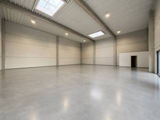 - DISPONIBLE IMMÉDIATEMENT <br /><br />- 295 m² de surface utile <br />- 2 x volet anti-fumée <br />- portail sectionnel <br />- 6 mètres de hauteur libre <br />- porte avec fenêtres <br />- prix de location hors TVA<br />- taxe foncière à la charge du locataire <br />- coût commun : commission de 50,00 euros <br /><br />Êtes-vous intéressé ou souhaitez-vous visiter :<br />coordonnées : <br />jeroen.saenen@dewaele.com - 0472 18 38 10