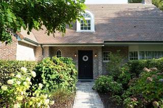 <p><span>EXCLUSIEF: stijlvolle villa met een tijdloze inrichting op een toplocatie te Schilde!</span></p><p><span>Deze gezellige villa met zwembad is gelegen in een rustige en doodlopende residentiële wijk, en biedt een perfecte combinatie van comfort en exclusiviteit. </span></p><p><span>Op een perceel van 2030m² met privacy, werd deze villa gedeeltelijk gerenoveerd in 2015 en de inrichting geeft een warme en huiselijke sfeer.</span></p><p><span>Binnenkomend wordt u verwelkomd in een elegante inkomhal met gastentoilet, vestiaire en bergruimte onder trap. </span></p><p><span>Een smeedijzeren glazen deur leidt u tot in de leefruimte, vernieuwd met parket, vloerverwarming en ingemaakte kasten. Het salon is voorzien van een haard, een centraal gelegen eetkamer, en een aparte TV-hoek of bureelruimte. De leefruimte is omringd door glaspartijen die zorgen voor voldoende natuurlijk licht en een mooi uitzicht op de aangelegde tuin met verwarmd buitenzwembad.</span></p><p><span>Verder doorgang tot de ingerichte keuken op een bourgondische natuursteen en voorzien van alle nodige toestellen zoals inductievuur, novy dampkap, vaatwasser, combi oven/steamer, heteluchtoven, warmhoudlade, amerikaanse koelkast, aansluitend een berging en wasplaats met nutsvoorzieningen en aansluitingen.</span></p><p><span>Via een eiken (gezandstraalde) trap, komt u op de eerste verdieping. In de nachthal komen vier slaapkamers op uit. Twee slaapkamers met een ensuite badkamer, een derde, vierde slaapkamer en een aparte derde badkamer. In totaal zijn er 3x douche, 2x bad, 5 toiletten en een sauna (met nieuwe kachel).</span></p><p><span>Via een luik is er toegang tot de zolderruimte over de volledige breedte van de woning. </span></p><p><span>Buiten trekt het zwembad de aandacht, deze werd 7j geleden aangelegd, buitenberging met toilet, de tuin is omringd door volwassen planten, aangelegd terras, een overdekt terras (Brustor) en tuinhuis.. </span></p><p><span>Ideale plek om te ontspannen en te genieten van de rustige en groene omgeving.</span></p><p><span>Ruime inpandige garage voor 1 wagen, verder voldoende parkeergelegenheid op de oprit, volledig omheind en afgesloten met een automatische poort.</span></p><p><span>Extra's: kruipkelder, vloerverwarming in de leefruimte en verder radiatoren, parket en natuursteen, vliegenramen, alarm via sensor & ramen, stofzuigersysteem, de elektriciteit is volledig conform en100% asbestvrij. </span></p><p><span>Een goede verbinding met uitvalswegen, tussen de dorpskernen van Schilde, Sint-Antonius en Sint-Job-int-'t-Goor.</span></p><p><span>Vlakbij prachtige fiets- en wandelroutes.</span></p><p><span>Als u op zoek bent naar een stijlvolle villa in een rustige en residentiële omgeving, </span><span>dan verwelkomen we u graag voor een bezoek aan dit eigendom!</span></p><p><span> </span></p>