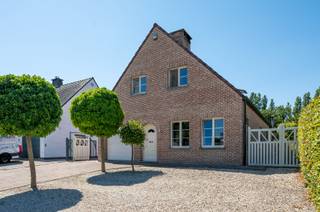 Vrijstaande woning op 1716 m² met zuidgerichte tuin! Uitgerust met 2 badkamers(1 boven en 1 beneden), 3 wc's(1 boven en 2 beneden), 4 slaapkamers(boven), bureau(of 5de slaapkamer beneden), wasplaats, ruime living 32m² en ruime keuken 16m² met alle ingebouwde toestellen, mooie veranda 20 m², garage in woning, woning volledig onderkelderd 153 m², groot magazijn/garage in tuin76 m² en aparte fietsenstalling/technische ruimte zwembad, overkapping/terras van 20m², en zwembad met poolhouse. Vooraan parkeerplaats voor 6 auto's en achteraan minimum 8 auto's. Deze woning bevindt zich in de nabije buurt van scholen, winkels, openbaar vervoer (bus en trein) en 15 min van autostrade E 313.
0498/83 92 04 Geen Immo aub.