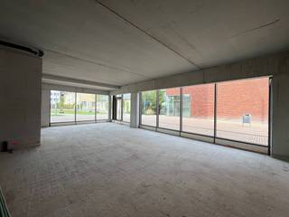Dit commerciële pand van 92 m² betreft een open space met glazen vitrine. Dankzij de casco-oplevering heeft u de flexibiliteit om de ruimte...