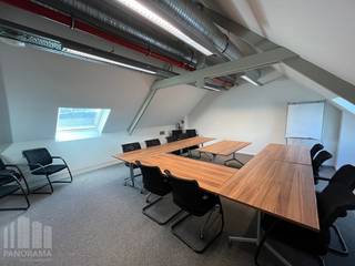 Uitzonderlijk goed bereikbare en instapklare kantoorruimte te huur van 79 m². Deze moderne kantoorruimte is ideaal gelegen met een directe aansluiting op de <strong>R4</strong>, op slechts <strong>1 km</strong> afstand.<br />Dankzij deze strategische locatie geniet u van een vlotte toegang tot Eeklo, Gent-Zeehaven, de <strong>E40 </strong>(Brussel/Oostende-Brugge) en de <strong>E17 </strong>(Gent-Antwerpen). Binnen een rijafstand van vijf minuten bereikt u de belangrijkste verkeersaders.<br /><br />De kantoren maken deel uit van het prestigieuze<strong> Axxes Business Center</strong>, een gezellig en professioneel complex dat een breed scala aan faciliteiten biedt. Het middelpunt van het complex is een prachtig onderhouden<strong> middenplein met tuin</strong>. Het complex beschikt over vergaderzalen, een restaurant en een veilige fietsenstalling. Er zijn ruime parkeermogelijkheden met een parkeerratio van 1 plaats per 26 m² en 58 laadpunten voor elektrische voertuigen.<br />De kantoorruimtes zijn <strong>instapklaar </strong>en <strong>onmiddellijk beschikbaar</strong>. Indien gewenst zijn er ook <strong>andere kantooroppervlaktes</strong> beschikbaar, volledig afgestemd op uw specifieke behoeften.<br /><br />Heeft u interesse? Neem vandaag nog contact op met<strong> PANORAMA B2B GENT KANTOREN </strong>via <strong>0477 44 39 30</strong> en plan een vrijblijvend bezoek om deze unieke locatie zelf te ervaren.