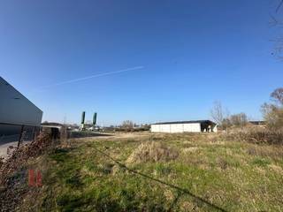 KMO-grond met een oppervlakte van 6.658 m² te koop op amper 2,5 km van de Stationsstraat (N36) en de Oudenaardebaan (N8). De site is gelegen in...