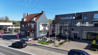 Het handelspand beschikt over een gelijkvloerse oppervlakte van 600 m² en een bovenverdieping van 400 m². Aan de voorzijde bevinden zich...