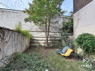 <p>SINT-GILLIS: Gelegen nabij het Park van Vorst en alle voorzieningen, mooi gelijkvloersappartement met 1 slaapkamer van ±117 m². Het appartement bestaat uit een inkomhal, een eetkamer van ±15 m², een slaapkamer van ±16 m², een woonkamer van ±11 m², een volledig uitgeruste keuken (oven, kookplaat, dampkap, koelkast, diepvriezer en vaatwasser), een terras van ±15 m² en een westelijk georiënteerde tuin van ±30 m². In de kelderverdieping bevinden zich een dressing van ±11 m², een toilet, een badkamer met douche en aansluiting voor een wasmachine, evenals een bureau van ±9 m². Kosten: voorschot van 40€/maand, inclusief de gemeenschappelijke delen en de afstand van verhaalverzekering. EPC: E+ Beschikbaar vanaf 01/11/2026.<br /><br /></p>
<p><u>Op het gelijkvloers:</u></p>
<ul>
<li>Inkomhal</li>
<li>Eetkamer ±15 m²</li>
<li>Slaapkamer ±16 m²</li>
<li>Woonkamer ±11 m²</li>
<li>Volledig uitgeruste keuken (oven, kookplaat, dampkap, koelkast, diepvriezer en vaatwasser)</li>
<li>Terras ±15 m²</li>
<li>Westelijk georiënteerde tuin ±30 m²</li>
</ul>
<p><u>In de kelderverdieping:</u></p>
<ul>
<li>Dressing ±11 m²</li>
<li>Toilet</li>
<li>Badkamer en douche met aansluiting voor een wasmachine</li>
<li>Bureau ±9 m²</li>
</ul>
<p><strong> </strong></p>