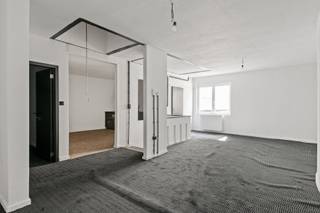 Wees welkom in twintig-zestig-Antwerpen. We blijven het van de daken schreeuwen, 2060 is aan een heuse opmars bezig en daar wordt leuk op ingespeeld door de buurt! Zo kom je om de hoek aan bij "Brandbar" waar je de lekkerste koffie's en vegan lunches nuttigt, voor een culinair hoogstandje kan je dan weer terecht in de verfijnde keuken van "Bistrot du Nord".<br /><br />Om de hoek van het Park Spoor Noord kan je dit magazijn met kantoorruimte en kamers (units) op de gelijkvloer terugvinden. Kom binnen in de grote gemeenschappelijke hal waar je de aparte kamers (voorzien van toilet) en de aparte keuken kan vinden, wanneer je naar achter gaat vind je de ruime magazijn met bureel terug.<br /><br />Kan interessant zijn voor ondernemers, mensen in de bouw, creatievelingen,... <br />Zou je graag zelf eens een kijkje nemen? Neem dan snel contact op via: 03 435 31 33 of info@jamar.immo<br /><br />Troeven: <br />- AREI conform<br />- Centrale ligging <br />- Kantoorruimte<br />- Incl. keuken<br />- Incl. aparte kamers met nutsvoorzieningen