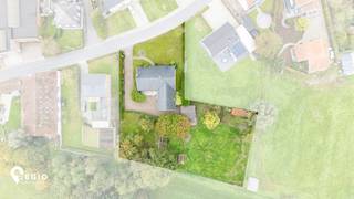<p>Ruimte, groen en eindeloos potentieel op een uitzonderlijk perceel in Zomergem!<br />Gelegen in de schilderachtige Molenbergstraat in Zomergem, ontdekt u deze ruime bungalow, met een <strong>bewoonbare oppervlakte</strong> van maar liefst <strong>196 m² op een prachtig perceel van 2.649 m²</strong>.<br />Een unieke opportuniteit voor wie op zoek is naar ruimte, rust en de mogelijkheid om een woning volledig naar eigen smaak en wensen te transformeren.<br />Hoewel een renovatie naar hedendaagse normen aangewezen is, vormt de degelijke basis het ideale vertrekpunt om hier uw droomwoning te realiseren, op een locatie waar groen en wooncomfort hand in hand gaan.<br />Via de inkomhall bereikt u de sfeervolle <strong>eetkamer en salon van ca. 40 m².</strong><br />Deze aangename leefruimte sluit naadloos aan op de <strong>ruime leefkeuken</strong>, waar u geniet van een mooi zicht op de tuin. De ideale omgeving om gezellig samen te komen met familie en vrienden, met het groen als rustgevend decor.<br />De woning beschikt momenteel over <strong>drie volwaardige slaapkamers, </strong>een t<strong>e renoveren badkamer, </strong>een praktische <strong>koele berging,</strong> een <strong>technische berging</strong>, een <strong>inpandige garage</strong> en een afzonderlijk <strong>toilet</strong> aan de achteringang. Daarnaast biedt de <strong>vrijstaande</strong> <strong>garage/werkplaats van ca. 25 m²</strong> tal van mogelijkheden voor hobbyisten, klussers of wie nood heeft aan extra opslagruimte.<br />Ook de toekomst biedt perspectieven: de momenteel <u>onbenutte zolder</u> vormt een interessante troef voor wie bijkomende ruimte wil creëren.<br /><br /><u>Buiten geniet u van de ruimte en het groene karakter van het royale perceel.</u><br />Hier vindt u alle ingrediënten om een heerlijke tuinomgeving te creëren, met volop mogelijkheden om te ontspannen, te tuinieren of gezellig buiten te leven. De combinatie van het ruime terrein, de praktische indeling en het aanwezige potentieel maakt deze eigendom <u>bijzonder interessant voor wie op zoek is naar een ruime gezinswoning met karakter én mogelijkheden.</u><br />Bent u op zoek naar een woning die u volledig naar uw hand kunt zetten, op een rustige en groene locatie? Dan is dit pand in Zomergem beslist een bezoek waard. Ontdek de mogelijkheden, laat u inspireren door de ruimte en zie het potentieel om hier uw eigen thuis van te maken.<br /><br /><strong>De troeven op een rij</strong><br />* Royaal perceel van 2.649 m² in een groene omgeving<br />* 196 m² bewoonbare oppervlakte met tal van mogelijkheden<br />* Degelijke basis om een ruime, comfortabele gezinswoning te realiseren<br />* Lichtrijke leefruimte van ca. 40 m² met zicht op de tuin<br />* Ruime leefkeuken met uitzicht op het groen<br />* Drie volwaardige slaapkamers<br />* Inpandige garage<br />* Vrijstaande garage/werkplaats van ca. 25 m²<br />* Onbenutte zolder met mogelijk uitbreidingspotentieel<br />* Rustige, groene ligging in Zomergem<br /><br /><u>De vooropgestelde richtprijs voor dit totaalplaatje bedraagt 545.000 euro.</u><br />Interesse in deze uitzonderlijke opportuniteit?<br />Neem contact op via <strong>Lindsay@regiovastgoed.be</strong> of via <strong>0476/83.47.74.</strong><br />Wij bezorgen u het volledige verkoopdossier!<br />De eerste bezoekdag is voorzien op <u>zaterdag 31/10!</u></p>