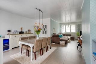 Deze mooie, recent gerenoveerde woning met 4 slaapkamers is gelegen in het centrum van Schoten nabij winkels, scholen, openbaar vervoer,...