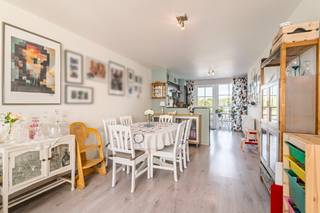 <p>Instapklare woning met tuin in een rustige straat in Lebbeke.</p>

<p>Deze verzorgde woning uit 2014 combineert comfortabel wonen met een praktische indeling en een rustige ligging in eenrichtingsstraat. Dankzij de onmiddellijke instapklaarheid is dit een ideale starterswoning voor wie zonder zorgen wil verhuizen. De ruime oprit zorgt voor vlot parkeren zonder parkeerstress, terwijl de groene omgeving uitnodigt tot wandelen en ontspannen. Bovendien bevindt de woning zich dichtbij openbaar vervoer, het treinstation, winkels en andere voorzieningen. De gezellige tuin van 130 m² en het terras maken het geheel extra aantrekkelijk.</p>

<p>Belangrijkste ruimtes:<br />• Inkomhal met praktische toegang tot de leefruimtes<br />• Lichtrijke woonkamer (26 m²) met zicht op de tuin<br />• Volledig ingebouwde keuken (8 m²) uitgerust met inductiekookplaat, oven, koelkast, vaatwasser en ingemaakte kasten<br />• Berging voor extra stockage en wasruimte<br />• Apart toilet<br />• Badkamer (4 m²) met douche, enkele lavabo en ingemaakte kasten<br />• 2 slaapkamers waarvan één van 12 m²<br />• Terras (5 m²) aansluitend op de tuin<br />• Tuin van 130 m² met groen uitzicht</p>

<p>Troeven:<br />• Instapklare starterswoning met verzorgde afwerking<br />• Ruime oprit met comfortabele parkeermogelijkheden<br />• Rustige ligging in een groene omgeving nabij voorzieningen en wandelmogelijkheden</p>

<p>Neem vandaag nog contact op met je ERA-makelaar voor een bezoek. JOUW DROOMHUIS. ZO GEVONDEN!</p>