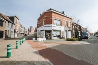 Op zoek naar een commercieel pand met tal van mogelijkheden?Het pand beschikt over een ruim handelsgedeelte met veel inkijk vanaf de straatzijde...
