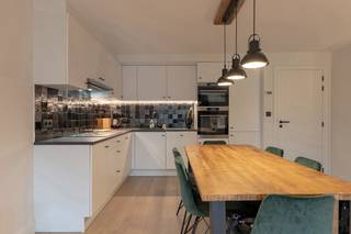 Huurprijs: 980 EUR per maandGeen gemeenschappelijke kostenKosten plaatsbeschrijving zijn 50/50 te betalen door huurder en verhuurderHuurwaarborg = 3...