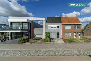Sur un terrain d'environ 560m², nous trouvons cette spacieuse maison à vendre. La maison est située au calme à Reninge (Lo-Reninge) mais avec...