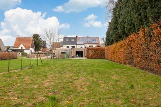 <p><strong>Ruim pand met veel potentieel te koop in Balen – ideaal als woning of combinatie wonen/werken</strong></p>
<p>Op een gunstige locatie nabij het centrum van Balen vind je dit zeer ruime en veelzijdige pand, bestaande uit een handelspand op het gelijkvloers en een instapklaar appartement op de eerste verdieping.</p>
<p><strong>Indeling:</strong></p>
<ul>
<li>
<p><strong>Gelijkvloers</strong>: Momenteel ingericht als winkelruimte met aangrenzende magazijnen, maar dankzij de royale oppervlakte en flexibele indeling perfect om te vormen tot een volledige woning of een combinatie van wonen en werken.</p>
</li>
<li>
<p><strong>Eerste verdieping</strong>: Volledig appartement met 3 slaapkamers, een badkamer, ingerichte keuken en leefruimte.</p>
</li>
<li>
<p><strong>Buitenruimte</strong>: Ruime tuin, carport en een inpandige garage. De garage kan eventueel ook omgevormd worden tot een doorgang of extra woonruimte.</p>
</li>
</ul>
<p><strong>Extra troeven:</strong></p>
<ul>
<li>
<p>Zonnepanelen aanwezig voor 10.800 kWp– ideaal voor wie duurzaam en energiezuinig wil wonen.</p>
</li>
<li>
<p>Centrale ligging, op korte afstand van winkels, scholen en openbaar vervoer.</p>
</li>
<li>
<p>Tal van mogelijkheden voor wie op zoek is naar ruimte, een combinatie wonen/werken of een investering met toekomst.</p>
</li>
</ul>
<p>Een pand met karakter en potentieel – laat je verrassen door de mogelijkheden!<br /><br />Belangrijk:<br />Deze woning is onderworpen aan de renovatieverplichting van de Vlaamse overheid voor residentiële gebouwen (tenzij sloop binnen 5 jaar). Raadpleeg alle info via:<br />🔗 www.vlaanderen.be/renovatieverplichting</p>