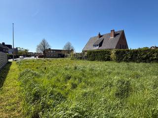 Rustig gelegen bouwgrond te Oostende/ Stene in een kindvriendelijke villa-omgeving - 432 m² grondoppervlakte - geschikt voor open bebouwing. Breedte 16 m en diepte 27 m.