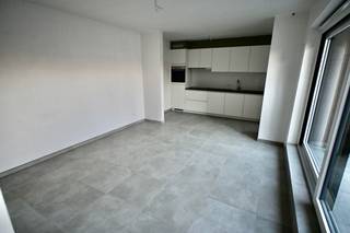 Leuk appartement met 1 slaapkamer op de eerste verdieping ! !Indeling : Inkomhal , apart toilet , woonkamer met open keuken , berging , slaapkamer...