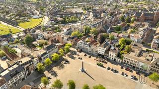 Op de MARKT van RONSE: prachtige HERENWONING met enorm potentieel<br /><br />Uniek gelegen op de Grote Markt van Ronse, vormt deze indrukwekkende neoclassicistische herenwoning uit 1867 een waar architecturaal pareltje. Met een bruikbare oppervlakte van maar liefst 1.000 m² en een perceel van 398 m² biedt dit iconische pand uitzonderlijke mogelijkheden voor wie op zoek is naar een prestigieus project op een toplocatie.<br /><br />Deze statige eigendom weerspiegelt de grandeur van de 19e eeuw en geniet een bijzondere historische en esthetische waarde. Dankzij de royale volumes en centrale ligging leent het gebouw zich perfect voor een B&amp;B, boetiekhotel, horecazaak, kantoorfunctie of een combinatie van wonen en ondernemen.<br /><br />Gelegen in het bruisende stadscentrum bevinden winkels, openbaar vervoer en het station zich op wandelafstand.<br /><br />Een unieke kans om eigenaar te worden van één van de meest opvallende panden op de Markt van Ronse.<br /><br />📩 Meer info of een bezoek op afspraak via Immo Beguin: info@immobeguin.be