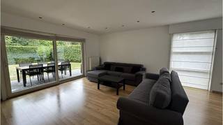 Prachtige villa-woning met 4 slaapkamers, TUIN en GARAGE ( plaats voor 2 wagens ) te huur in Loppem.Rustig gelegen in een residentiele en...