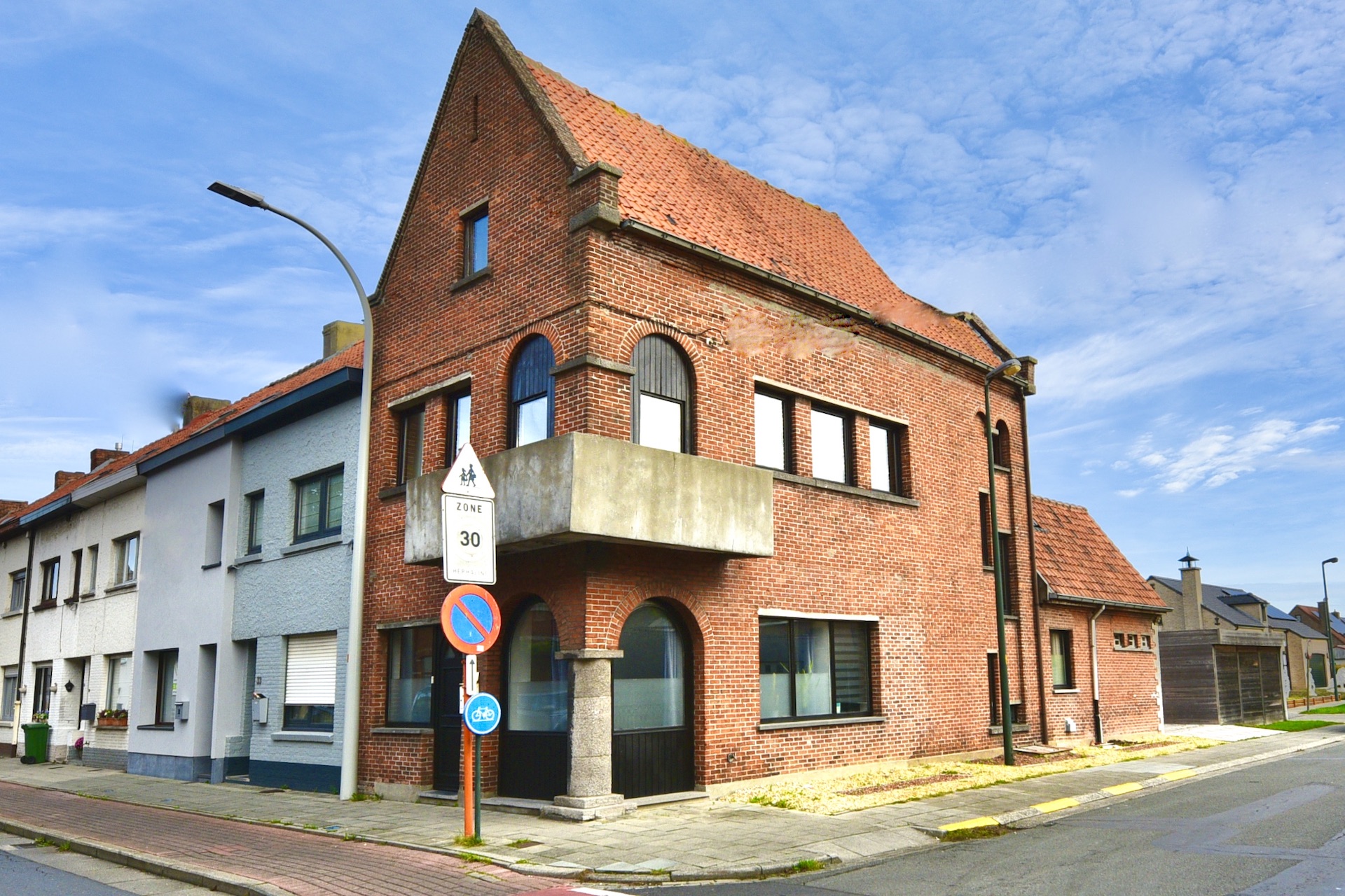 Halfopen charmante woning met 3 slpk en terras voor 300.000 EUR - foto 1