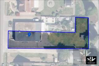 <u><strong>Residentieel gelegen, te renoveren bungalow op mooi perceel <br /><br />TROEVEN:</strong></u><br />- Rustige ligging <br />- Perceel van 8 aren 76 centiaren <br />- Kindvriendelijke buurt<br />- Centrale locatie nabij E313, E314, Hasselt en Zonhoven <br />- Volledig gelijkvloerse woning <br />- Volledig onderkelderd met ruime garage <br /><br /><strong>Locatie</strong> - Bijna op de grens met Stokrooie (Hasselt-, in het rustige en groene Bolderberg, is deze bungalow gelegen op een perceel van 8 aren 76 centiaren gesitueerd. Kuilberg is een verkeersluwe en kindvriendelijke straat met mooi verzorgde woningen en een uitstekende bereikbaarheid.<br />Centraal gelegen tussen zowel de op- en afrit van de E313 als van de E314 en met een vlotte verbinding naar de omliggende steden en gemeenten zoals Hasselt, Heusden-Zolder en Zonhoven. Tevens ligt de woning op een boogscheut van het Albertkanaal, waarlangs je met de fiets in no-time Hasselt centrum kunt bereiken. Ook voor de natuurliefhebber een absolute toplocatie door de nabijheid van natuurgebied De Weyers, de Abdij van Herkenrode, de Bolderbergse Kluis en Domein Bovy.<br /><br /><strong>Indeling</strong> - Deze bungalow kan weliswaar een degelijke renovatie en herindeling van de ruimtes gebruiken. Desondanks biedt het geheel een enorm potentieel om hier uw eigen gezinswoning te realiseren.<br />De huidige indeling van de woning omvat de inkomhal, aan de straatzijde de L-vormige woonkamer en de keuken. Centraal in de woning zijn er 3 slaapkamers, een badkamer en een toilet met vestiaire. Aan de achterzijde is er een grote open ruimte met zithoek en keuken en zicht op het terras en de achtertuin.<br />Mooi voordeel aan deze woning is dat ze volledig onderkelderd is met een inpandige garage, een voorraadkelder en een grote werk- en opslagplaats.
